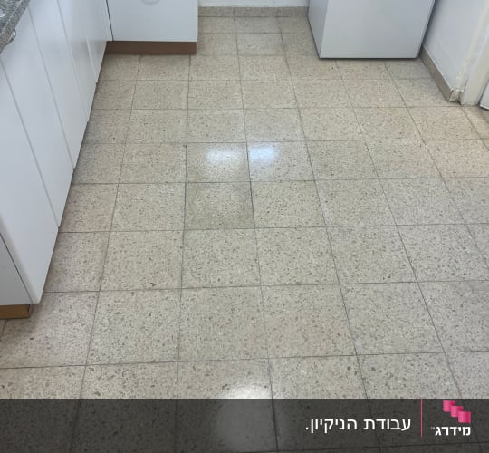 רצפה נקייה במטבח עם ארונות לבנים